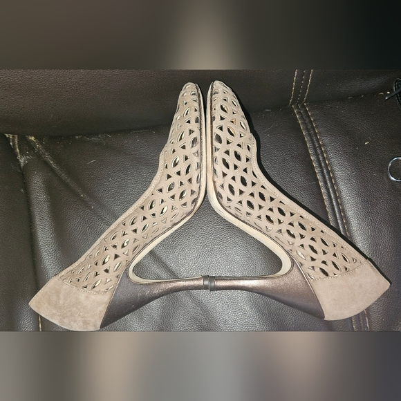 Marchez Vous by Yardley Taupe Italian Made Suede Cutout Stiletto Pumps Sz 6.5 - Picture 15 of 15